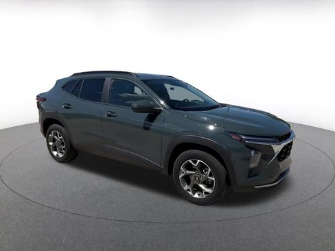Used 2025 Chevrolet Trax LT w/ LT Convenience Package FWD image 2