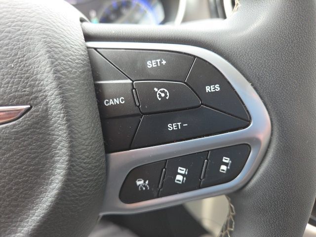 Used 2023 Chrysler Pacifica Touring-L FWD image 41