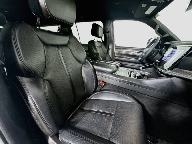 Used 2024 Jeep Wagoneer L Series II w/ Flexible Seating Group RWD image 28