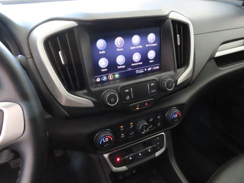 Used 2024 GMC Terrain SLT image 18