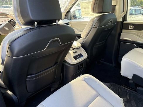 New 2025 Lincoln Navigator Reserve image 18