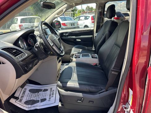 Used 2013 Chrysler Town & Country Touring FWD image 15
