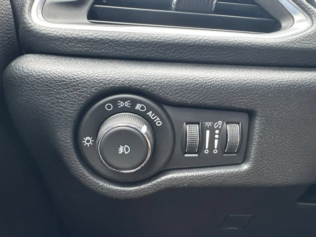 Used 2025 Chrysler Pacifica Limited FWD image 12
