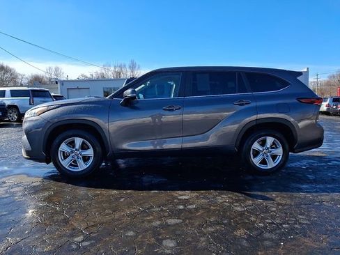 Used 2024 Toyota Highlander LE FWD image 7