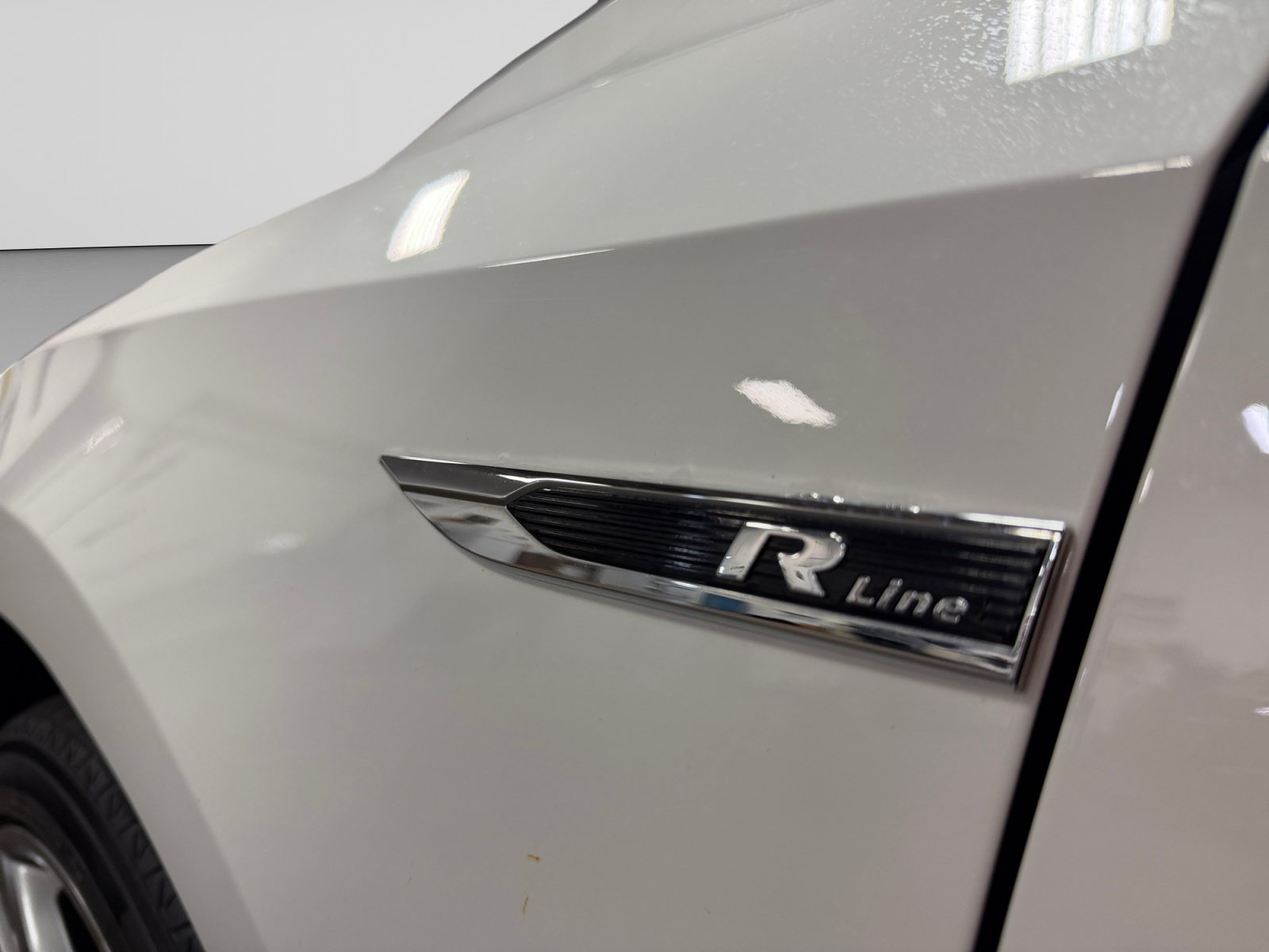 Used 2017 Volkswagen Passat 1.8T R-Line w/ R-Line Lighting Package FWD image 40