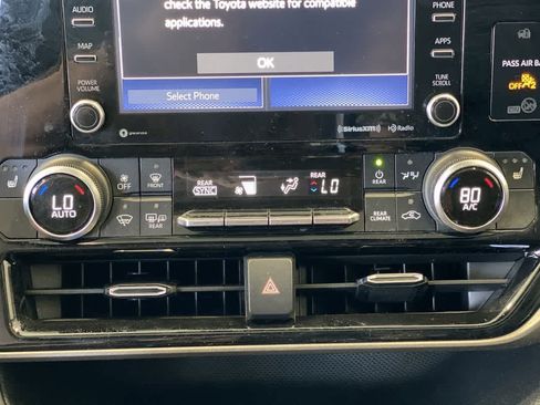 Used 2022 Toyota Highlander XLE AWD/4WD image 21