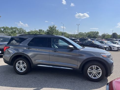 Used 2021 Ford Explorer XLT w/ Equipment Group 202A AWD/4WD image 4