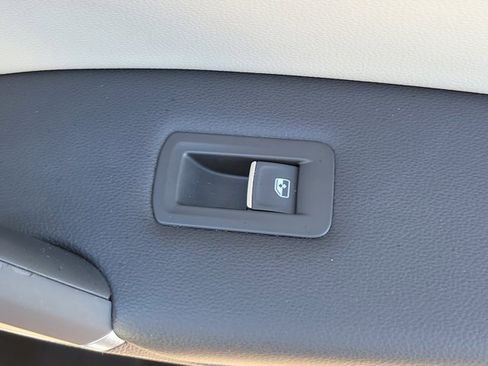 Certified 2020 Volkswagen Tiguan SE image 9