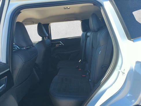 Used 2025 Mitsubishi Outlander SE image 16