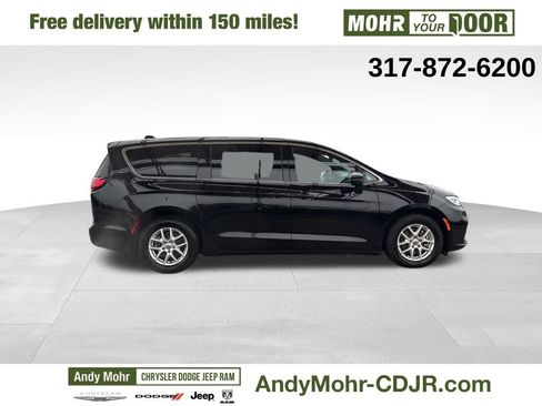 Used 2025 Chrysler Pacifica Select image 8