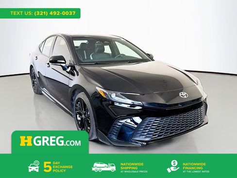 Used 2025 Toyota Camry SE FWD image 1