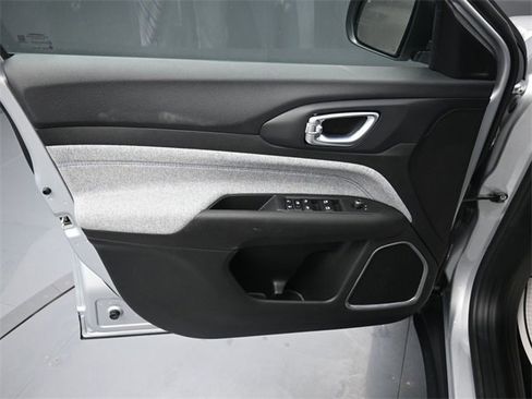 New 2026 Jeep Compass Latitude image 9