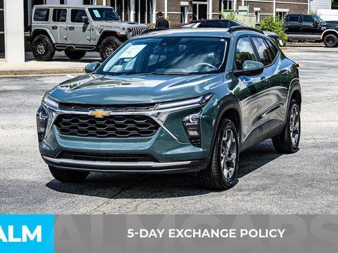 Used 2025 Chevrolet Trax LT FWD image 3