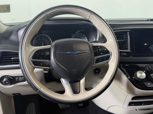Used 2019 Chrysler Pacifica Limited FWD image 17