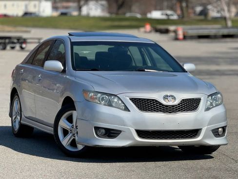 Used 2011 Toyota Camry SE w/ SE Extra-Value Pkg #1 FWD image 2