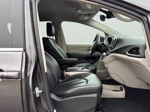 Used 2023 Chrysler Pacifica Touring-L FWD image 10