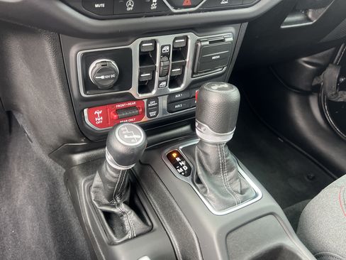 Used 2025 Jeep Wrangler Unlimited Rubicon w/ Convenience Group AWD/4WD image 38