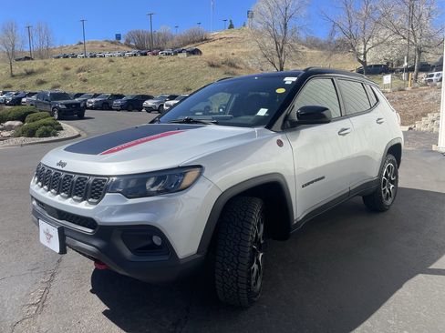 Used 2025 Jeep Compass Trailhawk AWD/4WD image 3