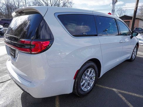 New 2026 Chrysler Pacifica Select image 5