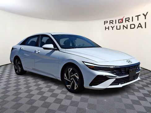 Used 2025 Hyundai Elantra SEL FWD image 3