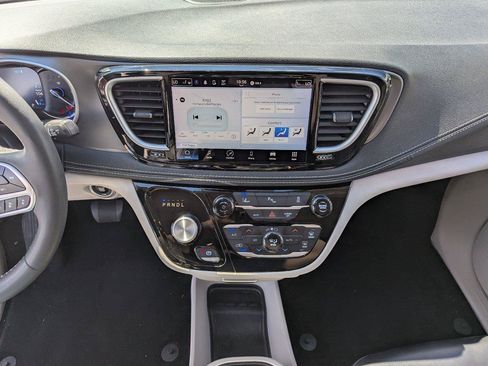 Used 2023 Chrysler Pacifica Touring-L FWD image 17