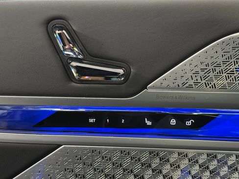 Used 2023 BMW 760i xDrive w/ Executive Package image 18