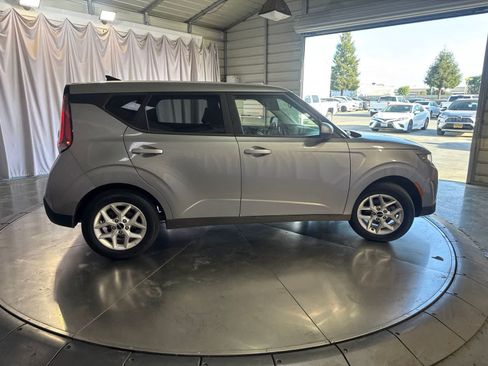 Used 2025 Kia Soul LX w/ LX Technology Package FWD image 4