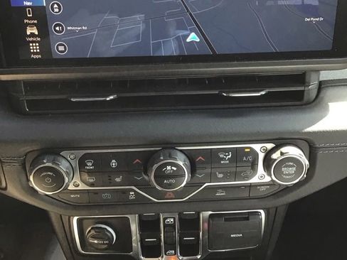 Used 2024 Jeep Wrangler Unlimited Sahara w/ Technology Group AWD/4WD image 8