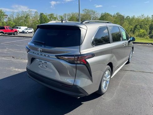 New 2026 Toyota Sienna XLE AWD/4WD image 3