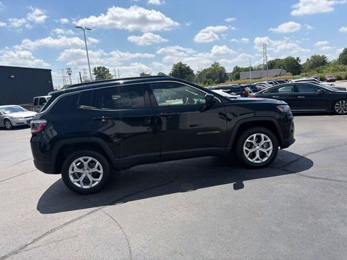 Used 2024 Jeep Compass Latitude AWD/4WD image 5