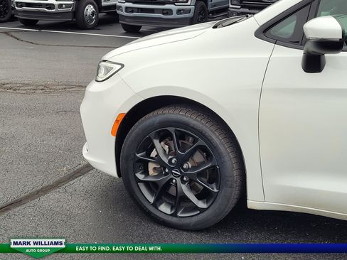 Used 2023 Chrysler Pacifica Touring-L w/ S Appearance Package image 11