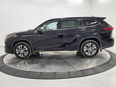 Used 2022 Toyota Highlander XLE AWD/4WD image 2