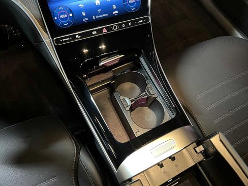 Used 2025 Mercedes-Benz C 300 4MATIC Sedan image 31