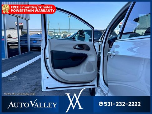 Used 2018 Chrysler Pacifica Touring Plus FWD image 13