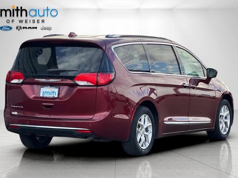 Used 2020 Chrysler Pacifica Touring-L Plus w/ Tire & Wheel Group FWD image 4