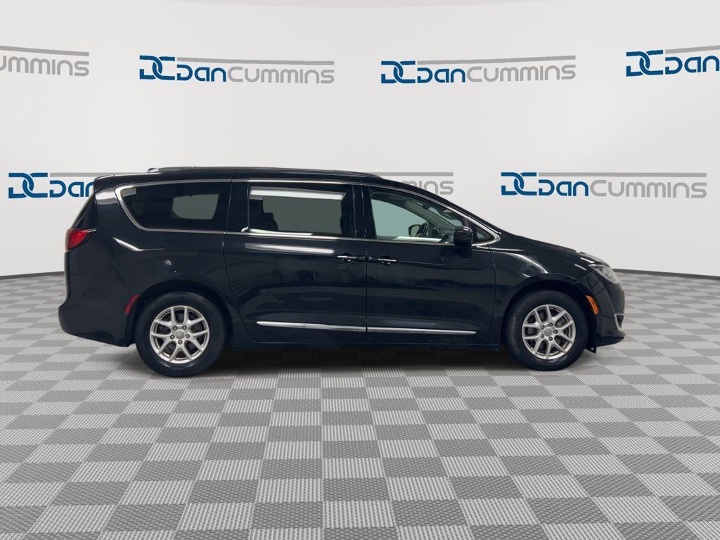 Used 2020 Chrysler Pacifica Touring-L FWD image 9