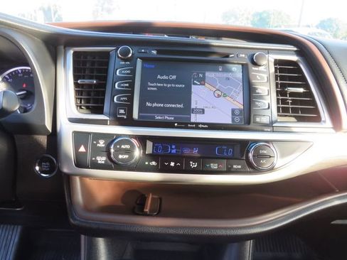 Used 2018 Toyota Highlander Limited image 28
