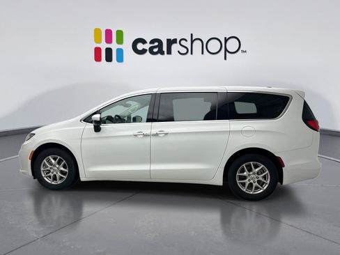 Used 2023 Chrysler Pacifica Touring-L FWD image 2