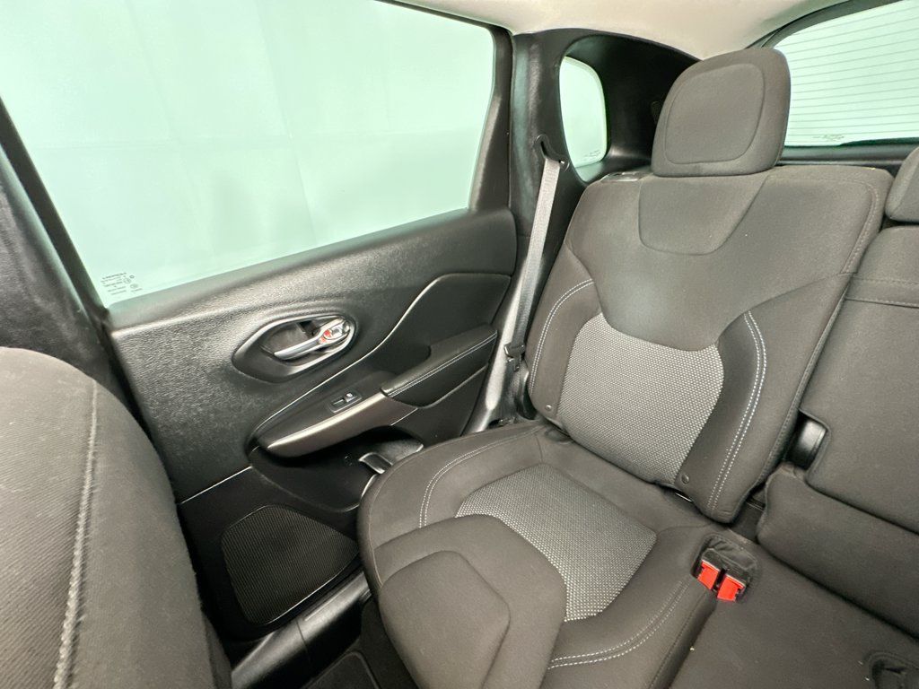Used 2019 Jeep Cherokee Latitude w/ Popular Appearance Group FWD image 12