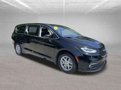 Used 2024 Chrysler Pacifica Touring-L FWD image 4