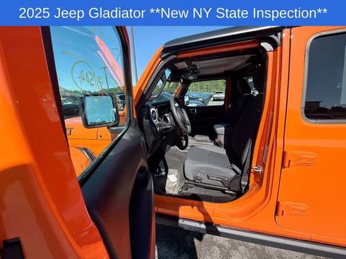Used 2025 Jeep Gladiator Sport AWD/4WD image 3