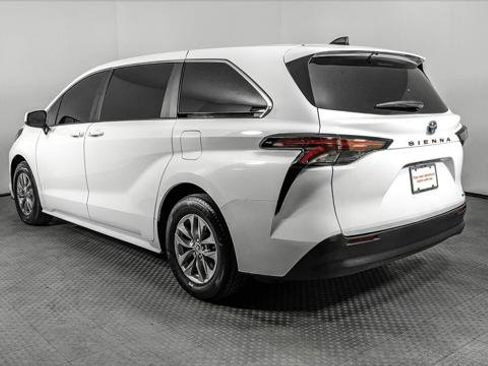 Used 2024 Toyota Sienna LE FWD image 6
