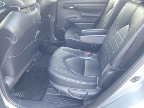 Used 2021 Toyota Highlander XLE FWD image 13