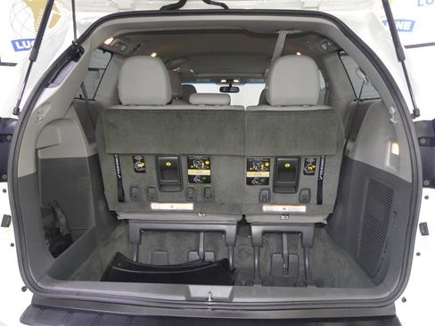 Used 2017 Toyota Sienna XLE image 9