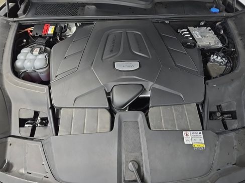 Used 2022 Porsche Cayenne Platinum Edition image 13