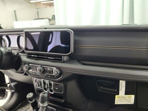 Used 2025 Jeep Gladiator Mojave AWD/4WD image 23