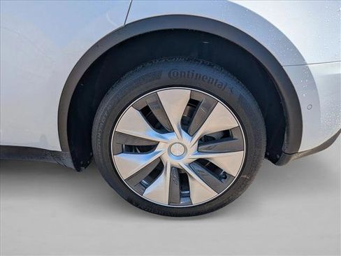 Used 2022 Tesla Model Y Long Range image 25