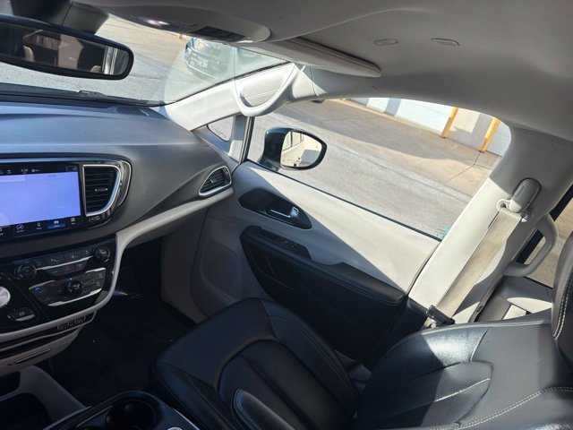 Used 2024 Chrysler Pacifica Touring-L FWD image 19