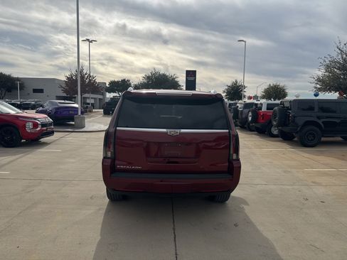 Used 2018 Cadillac Escalade Premium Luxury image 4
