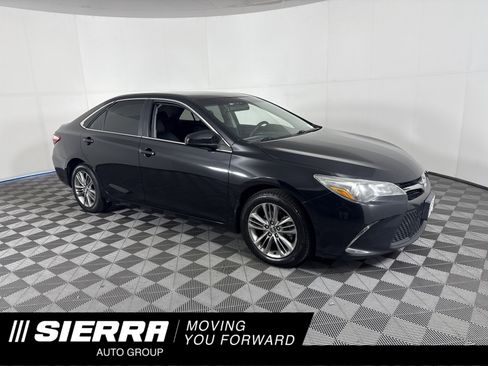 Used 2015 Toyota Camry SE image 1